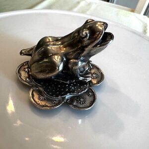 Gorgeous vintage Tin Woodsman Pewter frog and lily pad; so detailed, must see